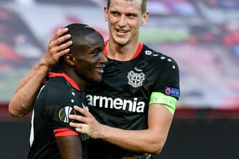 Leverkusen steht im Viertelfinale: Moussa Diaby (2.v.r) von Bayer 04 Leverkusen bejubelt mit Lars Bender das 1:0 seiner Mannschaft.