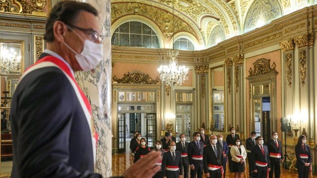 Auf diesem vom peruanischen Präsidentenamt zur Verfügung gestellten Bild winkt Martin Vizcarra (l. Auf diesem vom peruanischen Präsidentenamt zur Verfügung gestellten Bild winkt Martin Vizcarra (l.