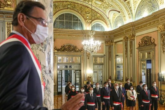 Auf diesem vom peruanischen Präsidentenamt zur Verfügung gestellten Bild winkt Martin Vizcarra (l.