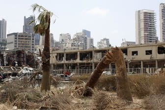 Blick auf zerstörte Gebäude nach einer Explosion im Hafen von Beirut.