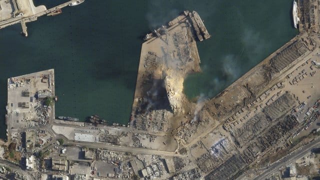 Stark zerstört sind viele Gebäude nach einer Explosion im Hafen von Beirut.