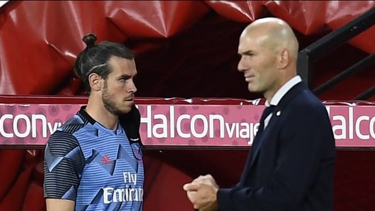 Real Madrids Trainer Zinedine Zidane (r) nimmt Gareth Bale nicht mit zum Rückspiel gegen Manchester City.