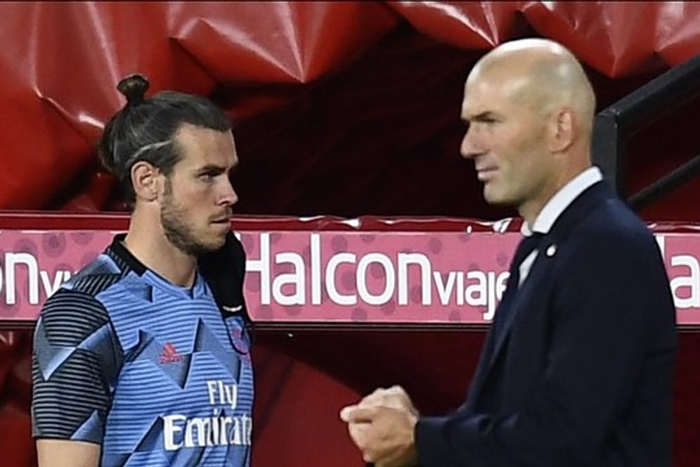 Real Madrids Trainer Zinedine Zidane (r) nimmt Gareth Bale nicht mit zum Rückspiel gegen Manchester City.