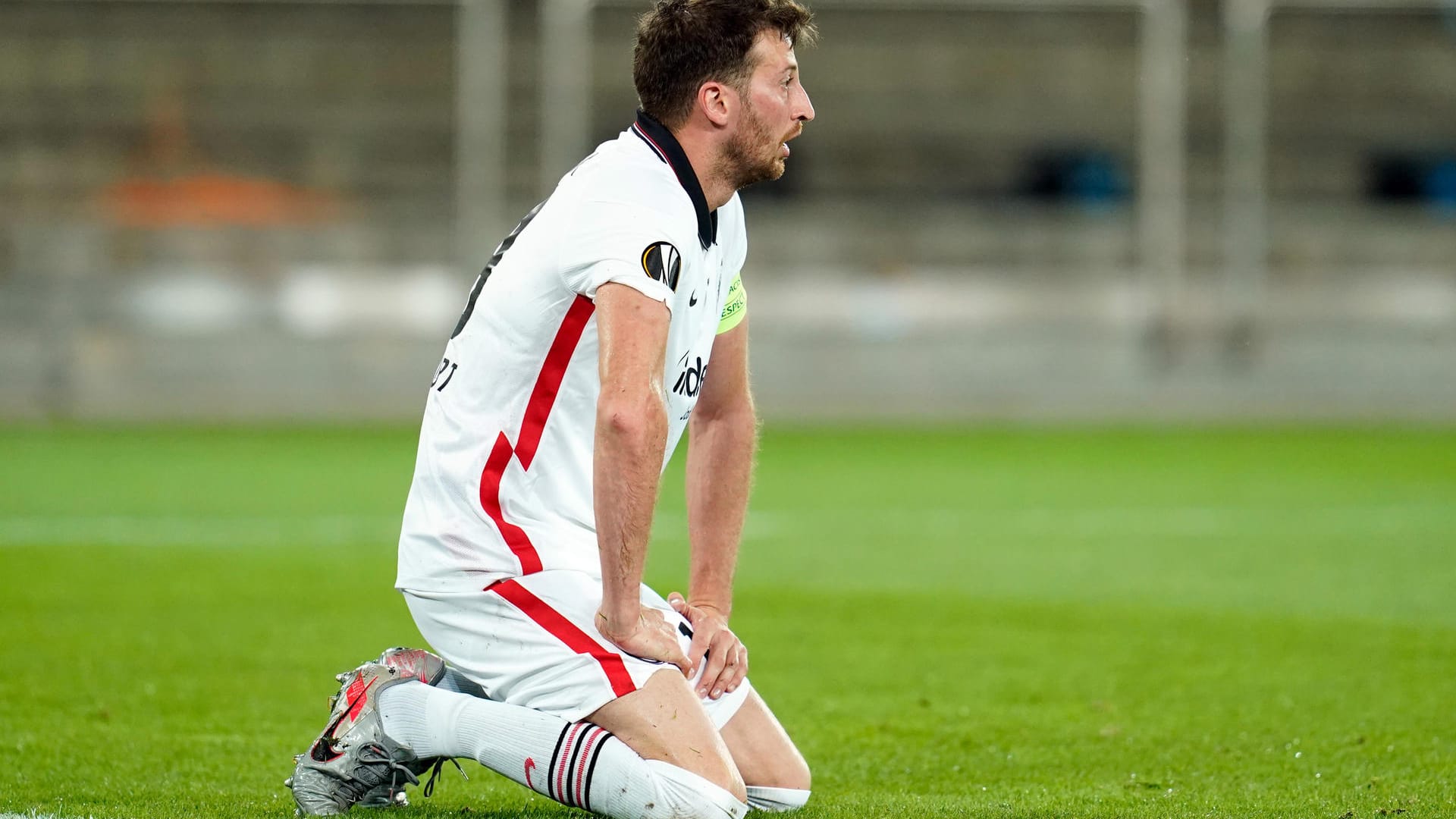 Frankfurts David Abraham kniet auf dem Rasen: Die Eintracht ist aus der Europa League ausgeschieden. Frankfurts David Abraham kniet auf dem Rasen: Die Eintracht ist aus der Europa League ausgeschieden.