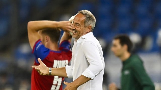 Trainer Adi Hütter reagiert an der Seitenlinie mit hochgezogenen Schultern: Eintracht Frankfurt ist ausgeschieden. Trainer Adi Hütter reagiert an der Seitenlinie mit hochgezogenen Schultern: Eintracht Frankfurt ist ausgeschieden.