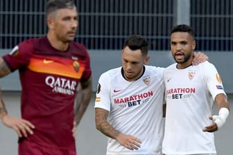 Sevillas Youssef En-Nesyri (r) jubelt nach seinem Treffer zum 2:0 gegen AS Rom mit einem Teamkollegen.