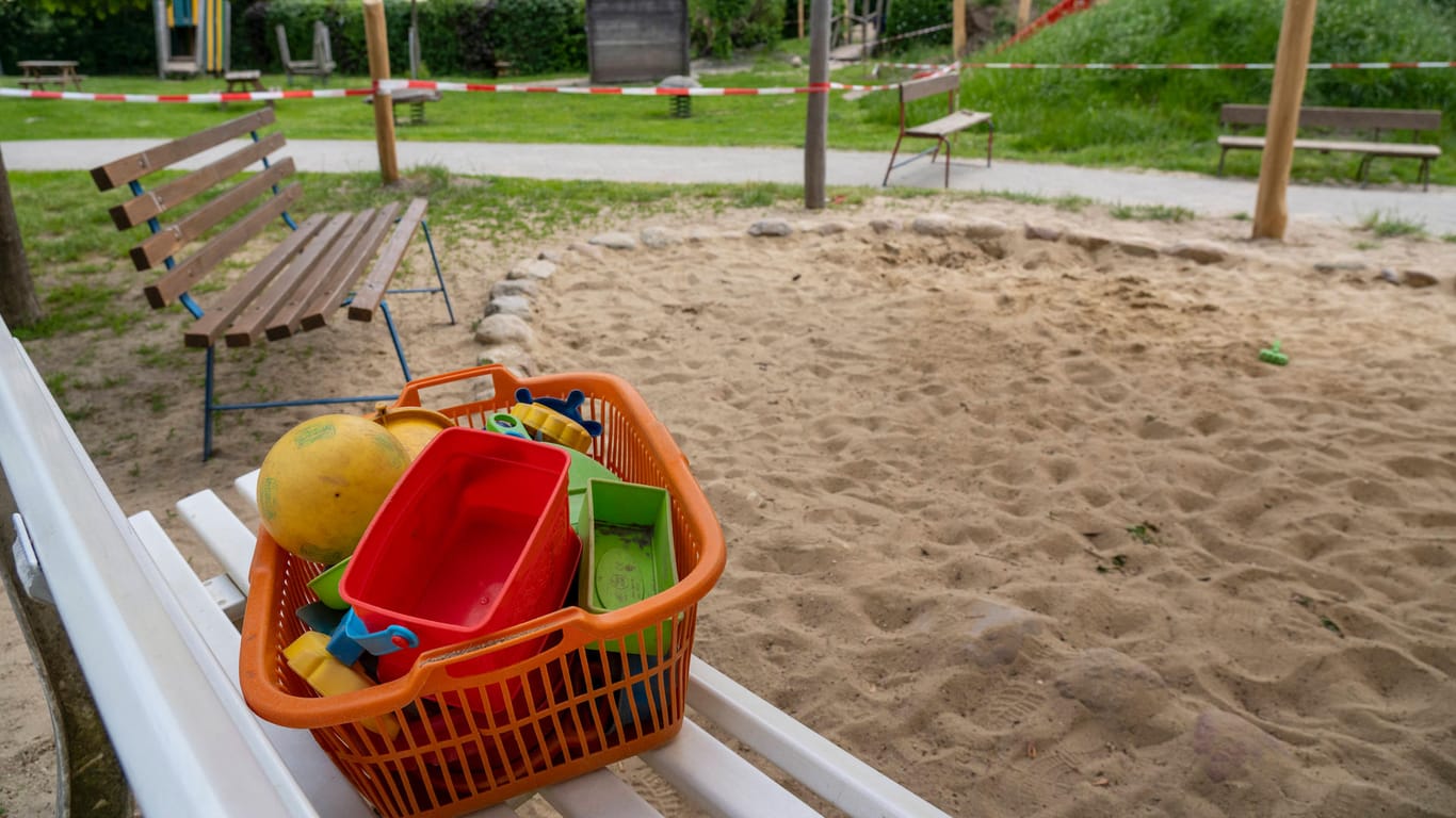 Ein leerer Spielplatz (Symbolbild): Mehrere Behördenschreiben zur häuslichen Quarantäne von Kindern haben Eltern empört.