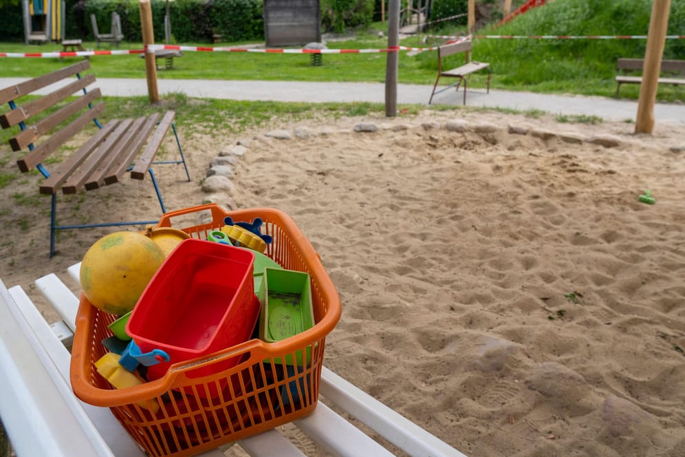 Ein leerer Spielplatz (Symbolbild): Mehrere Behördenschreiben zur häuslichen Quarantäne von Kindern haben Eltern empört.