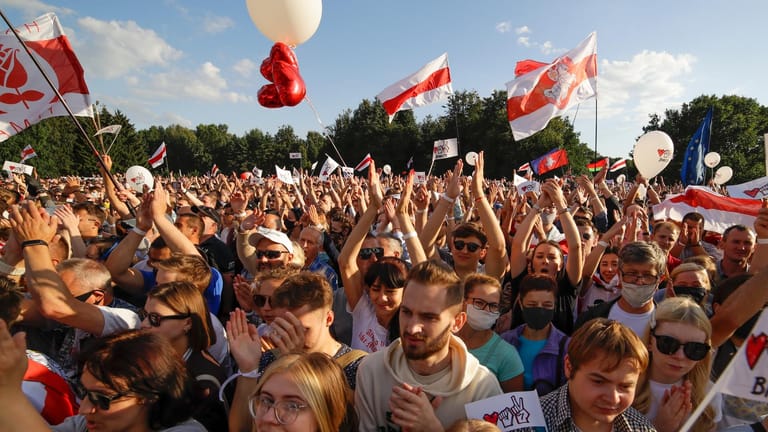 Zehntausende Menschen unterstützen die Oppositionskandidatin auf einer Kundgebung in Minsk.