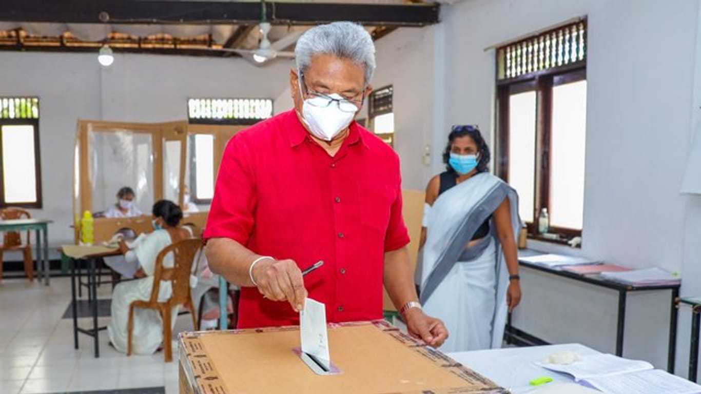 Präsident Gotabhaya Rajapaksa geht als klarer Sieger aus der Parlamentswahl in Sri Lanka hervor.