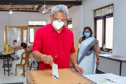 Präsident Gotabhaya Rajapaksa geht als klarer Sieger aus der Parlamentswahl in Sri Lanka hervor.