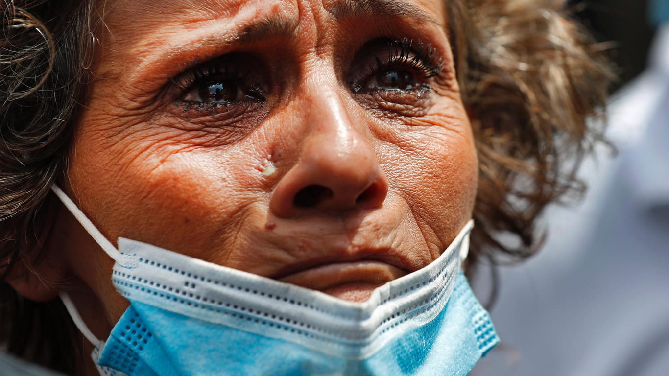 Eine Frau vermisst nach der Explosion ihren Sohn: Beirut versinkt in Verzweiflung und Wut nach der verheerenden Katastrophe.