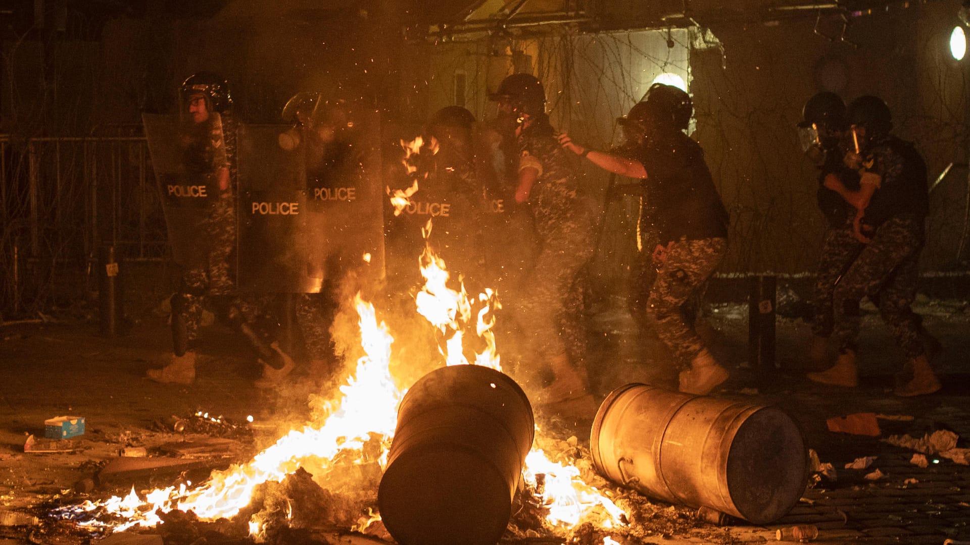 Beirut: Polizisten sind während eines Protests von regierungskritischen Demonstranten im Einsatz.