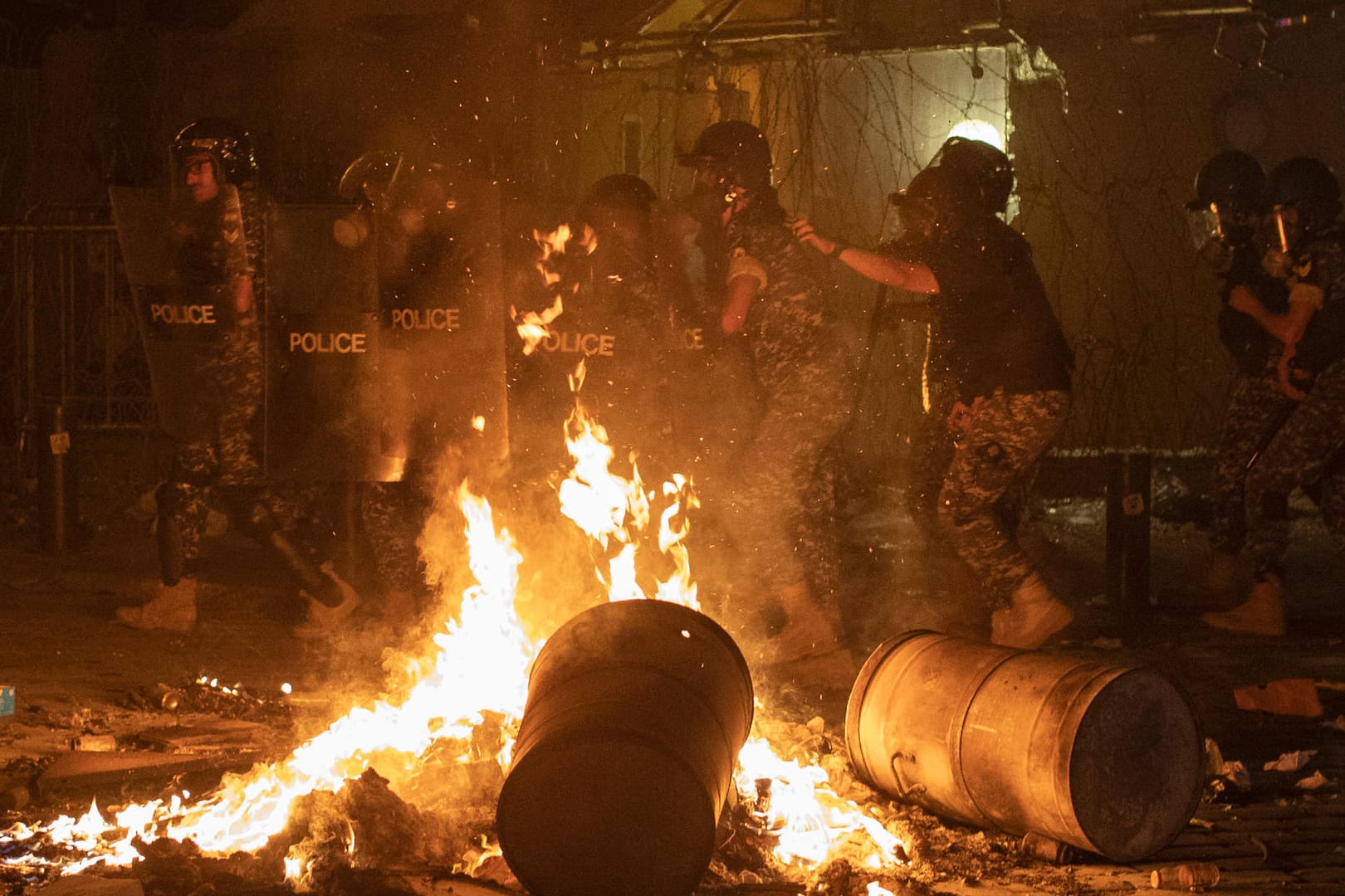 Beirut: Polizisten sind während eines Protests von regierungskritischen Demonstranten im Einsatz.