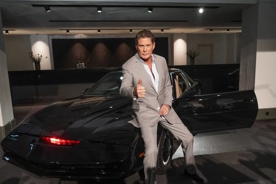 US-Schauspieler David Hasselhoff sitzt auf dem Sportwagen "K.