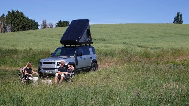 Das Zelt beim Land Rover Defender wird per Kurbel aus einer auf der Reling montierten Transportkiste geleiert.