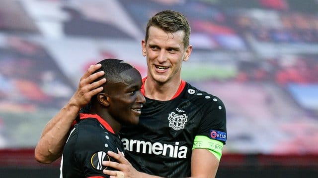 Runde weiter: Bayer-Kapitän Lars Bender (r) gratuliert dem Torschützen Moussa Diaby.