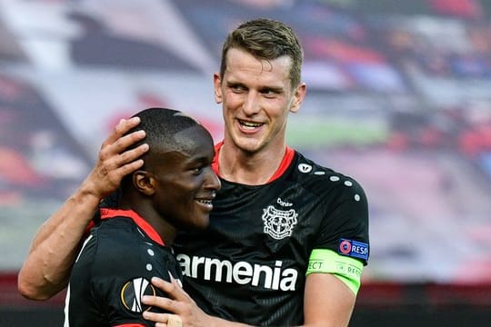 Runde weiter: Bayer-Kapitän Lars Bender (r) gratuliert dem Torschützen Moussa Diaby.