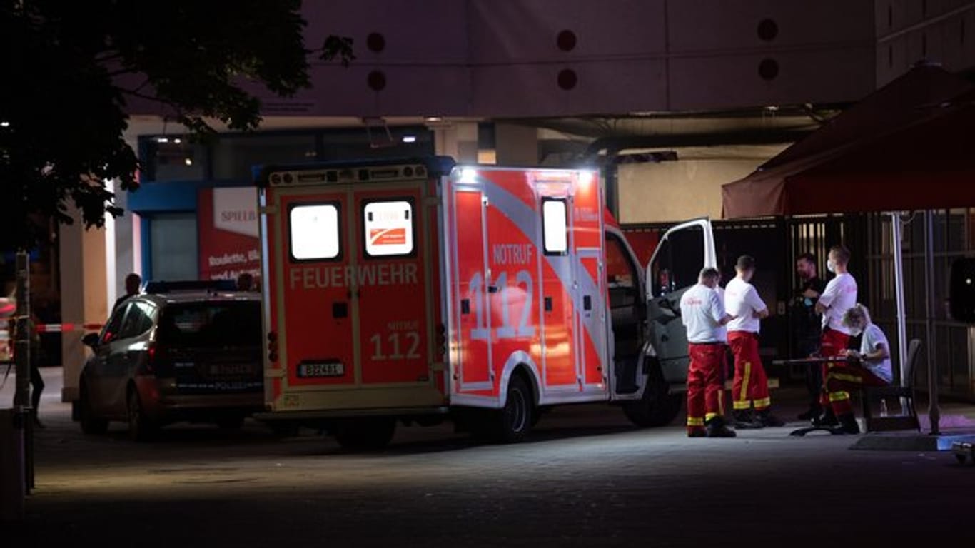 Ein Krankenwagen steht vor dem Fernsehturm: Hier kam es zum schweren Streit mit Todesfolge.