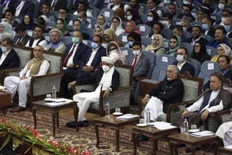 Der afhanische Präsident Aschraf Ghani (M, mit Maske) und Spitzenpolitiker Abdullah Abdullah (r.