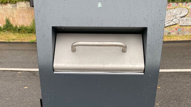 Eine neuer Mülleimer steht am Petrisberg in Trier: Eine Firma aus Mainz stellt die besonderen Mülleimer her. Eine neuer Mülleimer steht am Petrisberg in Trier: Eine Firma aus Mainz stellt die besonderen Mülleimer her.