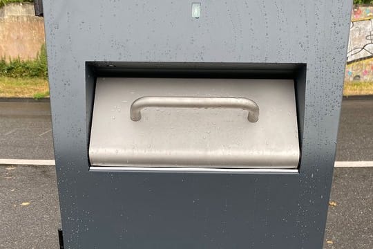 Eine neuer Mülleimer steht am Petrisberg in Trier: Eine Firma aus Mainz stellt die besonderen Mülleimer her.