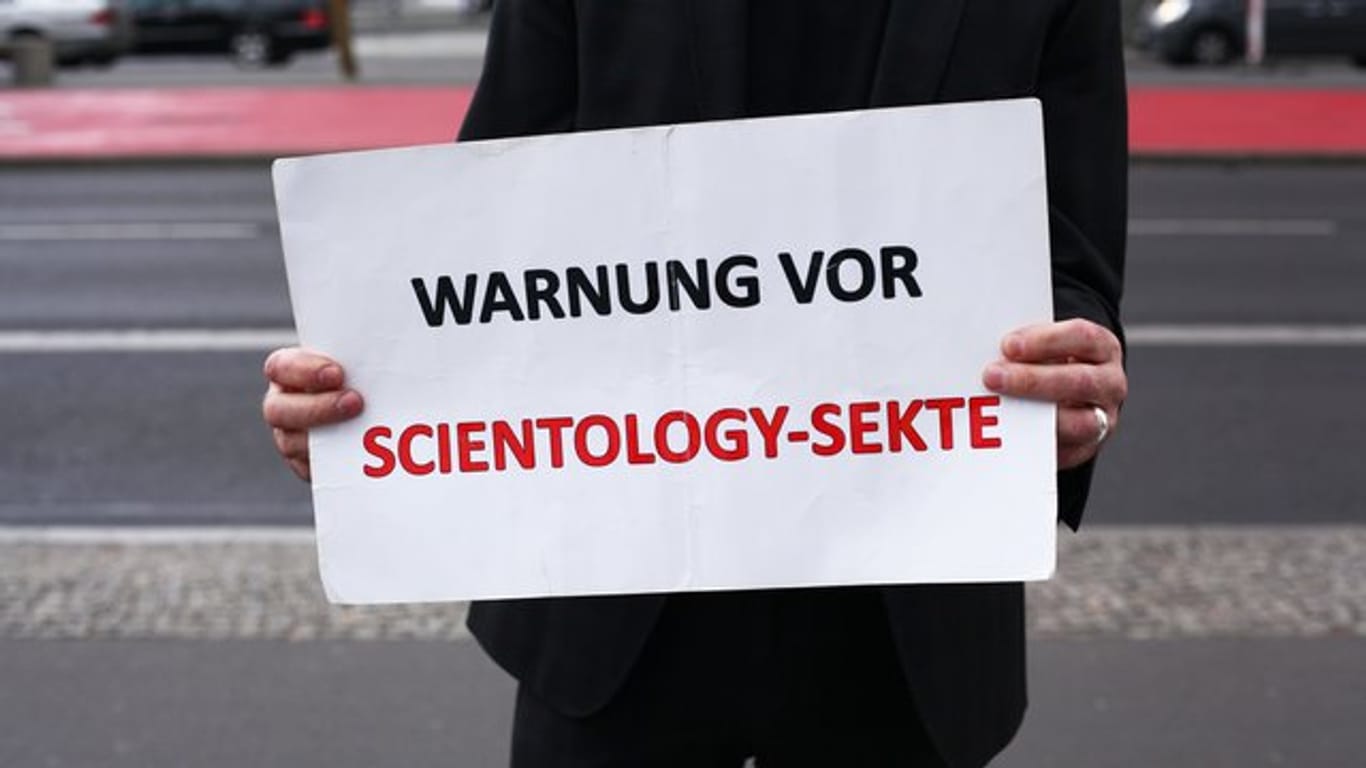 Ein Mann demonstriert gegen Scientology