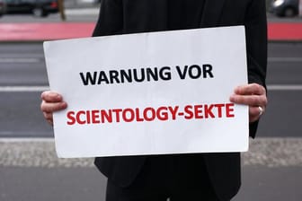 Ein Mann demonstriert gegen Scientology