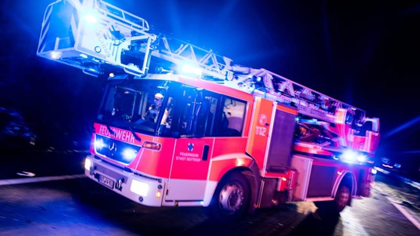 Ein Feuerwehrfahrzeug ist mit Blaulicht im Einsatz: In Bielefeld hat womöglich ein Elektrogrill einen Brand verursacht.