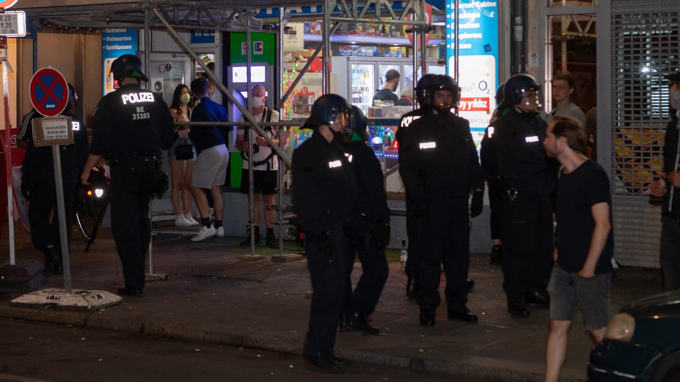 Polizisten sind am frühen Morgen in der Hermannstraße in Neukölln im Einsatz: Bei Protesten gegen die Schließung einer Kiezkneipe wurden zahlreiche Personen festgenommen.