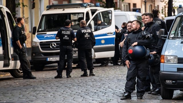 Polizeibeamte stehen in der Weisestraße in Neukölln Polizeibeamte stehen in der Weisestraße in Neukölln