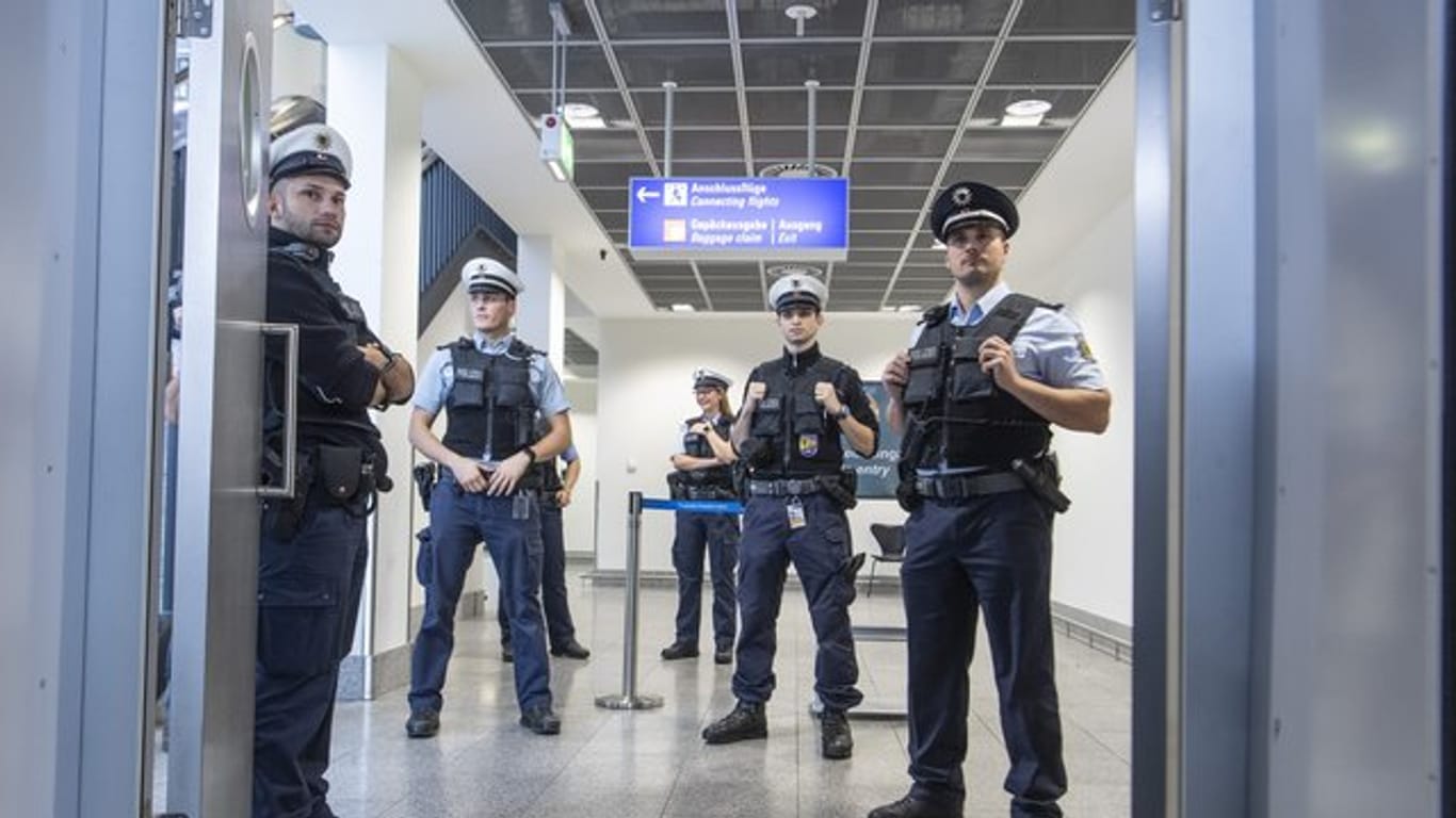 Beamte der Bundespolizei führen an einem Gate am Frankfurter Flughafen Einreisekontrollen durch (Symbol).