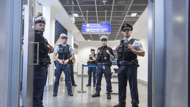 Beamte der Bundespolizei führen an einem Gate am Frankfurter Flughafen Einreisekontrollen durch (Symbol). Beamte der Bundespolizei führen an einem Gate am Frankfurter Flughafen Einreisekontrollen durch (Symbol).