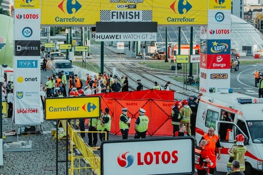 Rettungskräfte kümmerten sich im Zielbereich in Kattowitz um den schwer verletzten Fabio Jakobsen.