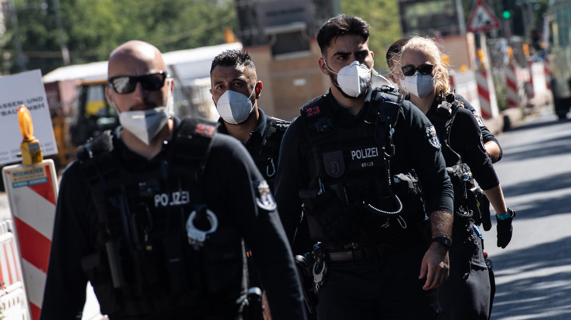 Polizei bei der Demonstration gegen die Corona-Maßnahmen: Die Gewerkschaft der Polizei wirft dem Unionsvize Arnold Vaatz mangelnde Rückendeckung vor.