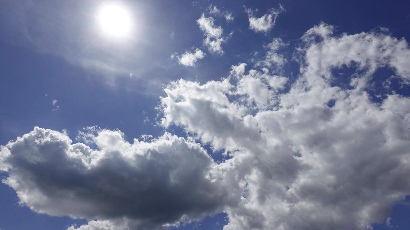 Ein blauer Himmel mit Wolken und Sonne (Symbolbild): Die Ozonbelastung ist Nordrhein-Westfalen gerade besonders hoch.