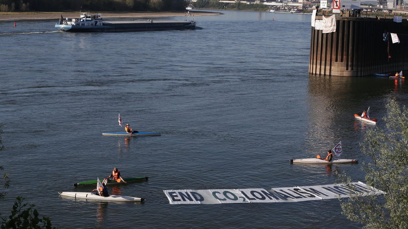 Umweltaktivisten blockieren mit Kajaks die Hafen-Zufahrt zur Shell-Raffinerie Wesseling im Godorfer Rhein-Hafen, der zum Kölner Stadtgebiet gehört