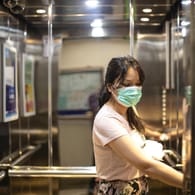 Fahrstuhlfahren: In Aufzügen lauern viele Infektionsquellen.