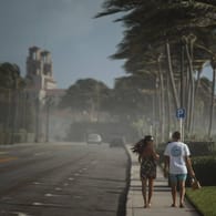 Tropensturm "Isaias": Er ist über die US-Staaten North Carolina und Virginia hinweg gefegt. Entlang des Atlantiks sorgte er dabei für starke Regenfälle und vereinzelte Überschwemmungen, sowie Millionen Stromausfälle. Mindestens drei Menschen starben.