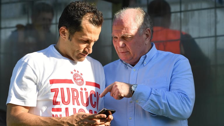 Hasan Salihamidzic und Uli Hoeneß (r.): Der Sportdirektor hat den Ex-Bayern-Boss nun verteidigt.
