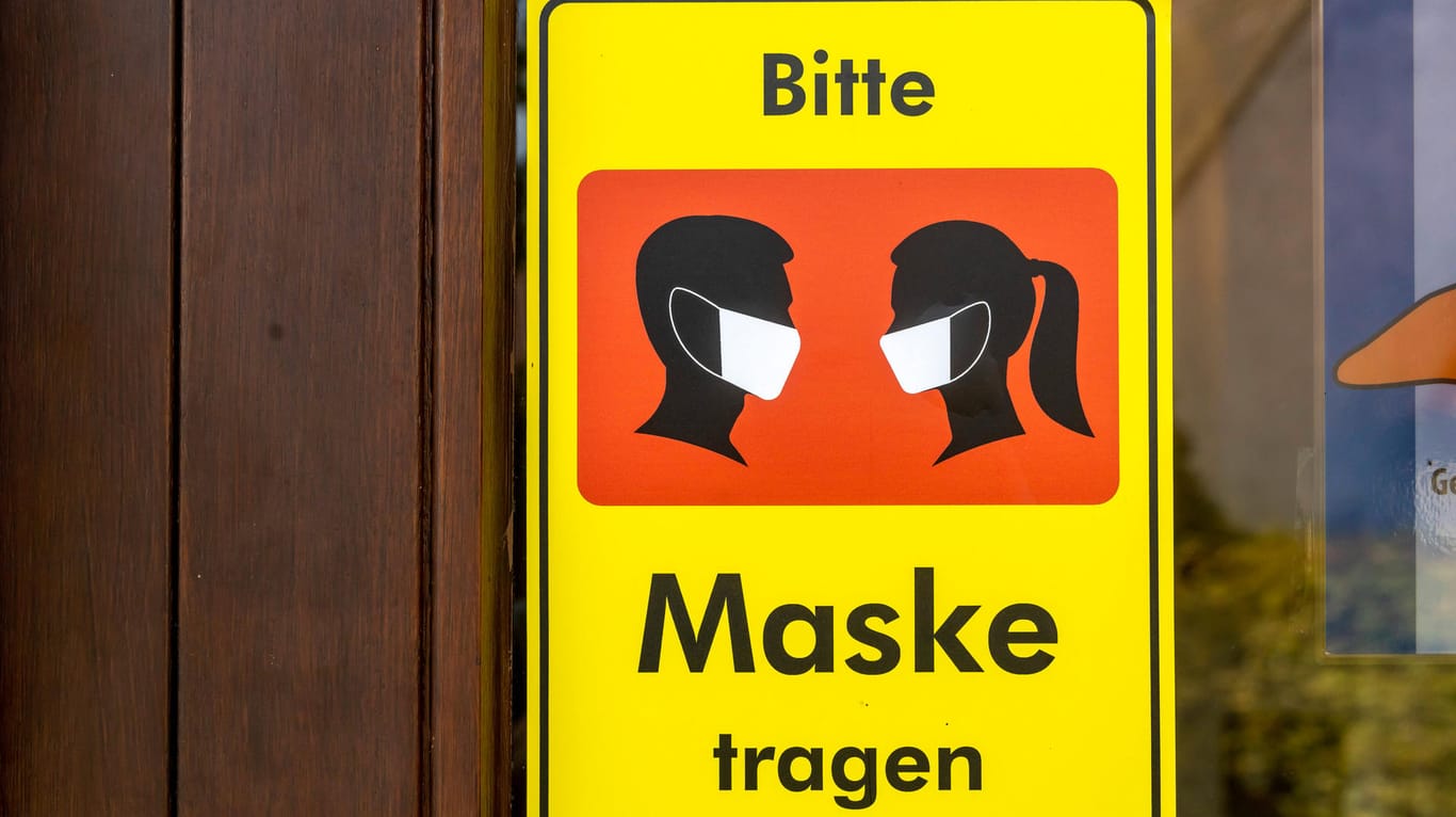 Ein Schild weist auf das Tragen von Masken hin (Symbolbild): In Wuppertal ist eine Kita wegen eines Corona-Falls geschlossen worden.