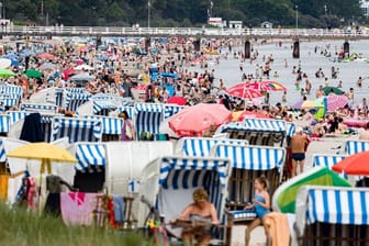 Badegäste geniessen im Juli den Nachmittag am Ostseestrand