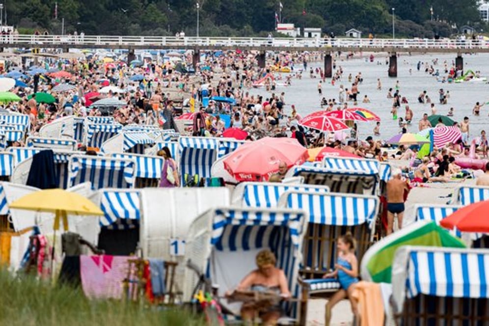 Badegäste geniessen im Juli den Nachmittag am Ostseestrand