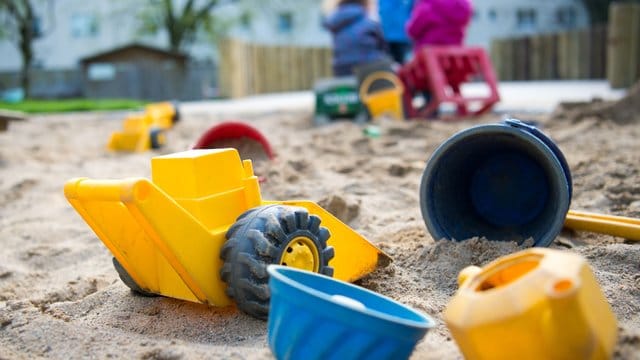 Spielzeug liegt in einem Sandkasten (Symbolbild): Einem kleinen Mädchen hat beim Spielen einen Sensationsfund gemacht.