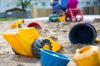 Spielzeug liegt in einem Sandkasten (Symbolbild): Einem kleinen Mädchen hat beim Spielen einen Sensationsfund gemacht.