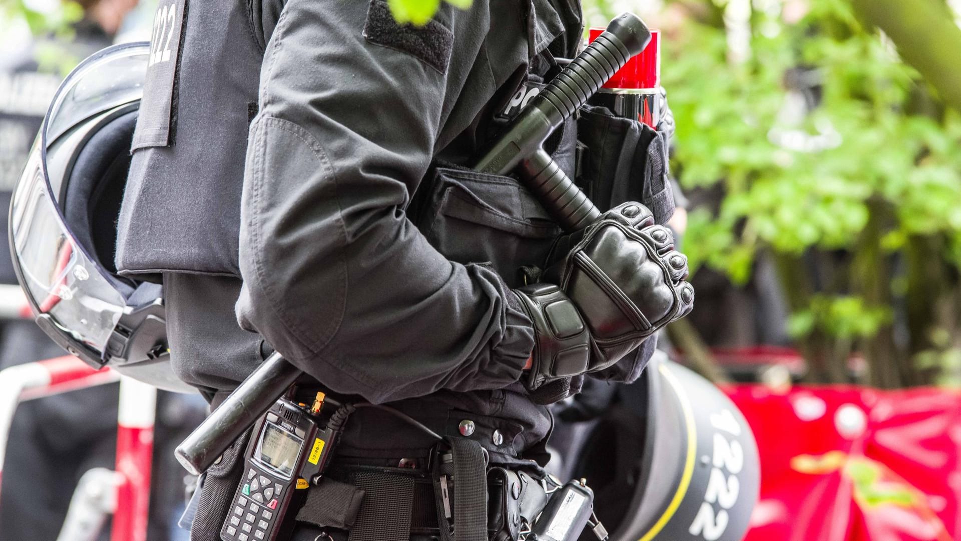 Polizist bei einem Aufmarsch der "Identitären Bewegung" in München: Die Bundesländer zählten seit 2014 rund 340 rechtsextreme Verdachtsfälle, die Bundespolizei 61. Polizist bei einem Aufmarsch der "Identitären Bewegung" in München: Die Bundesländer zählten seit 2014 rund 340 rechtsextreme Verdachtsfälle, die Bundespolizei 61.