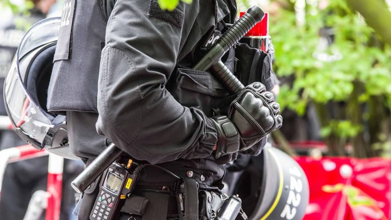 Polizist bei einem Aufmarsch der "Identitären Bewegung" in München: Die Bundesländer zählten seit 2014 rund 340 rechtsextreme Verdachtsfälle, die Bundespolizei 61.