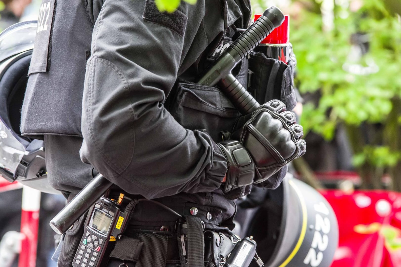 Polizist bei einem Aufmarsch der "Identitären Bewegung" in München: Die Bundesländer zählten seit 2014 rund 340 rechtsextreme Verdachtsfälle, die Bundespolizei 61.