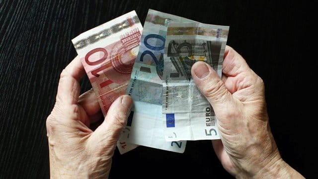 Einer Umfrage zufolge rückt die Angst vor Armut derzeit stärker als andere Themen ins Bewusstsein der Deutschen. Einer Umfrage zufolge rückt die Angst vor Armut derzeit stärker als andere Themen ins Bewusstsein der Deutschen.