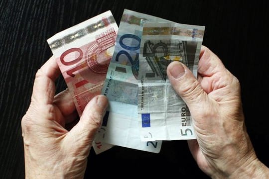 Einer Umfrage zufolge rückt die Angst vor Armut derzeit stärker als andere Themen ins Bewusstsein der Deutschen.